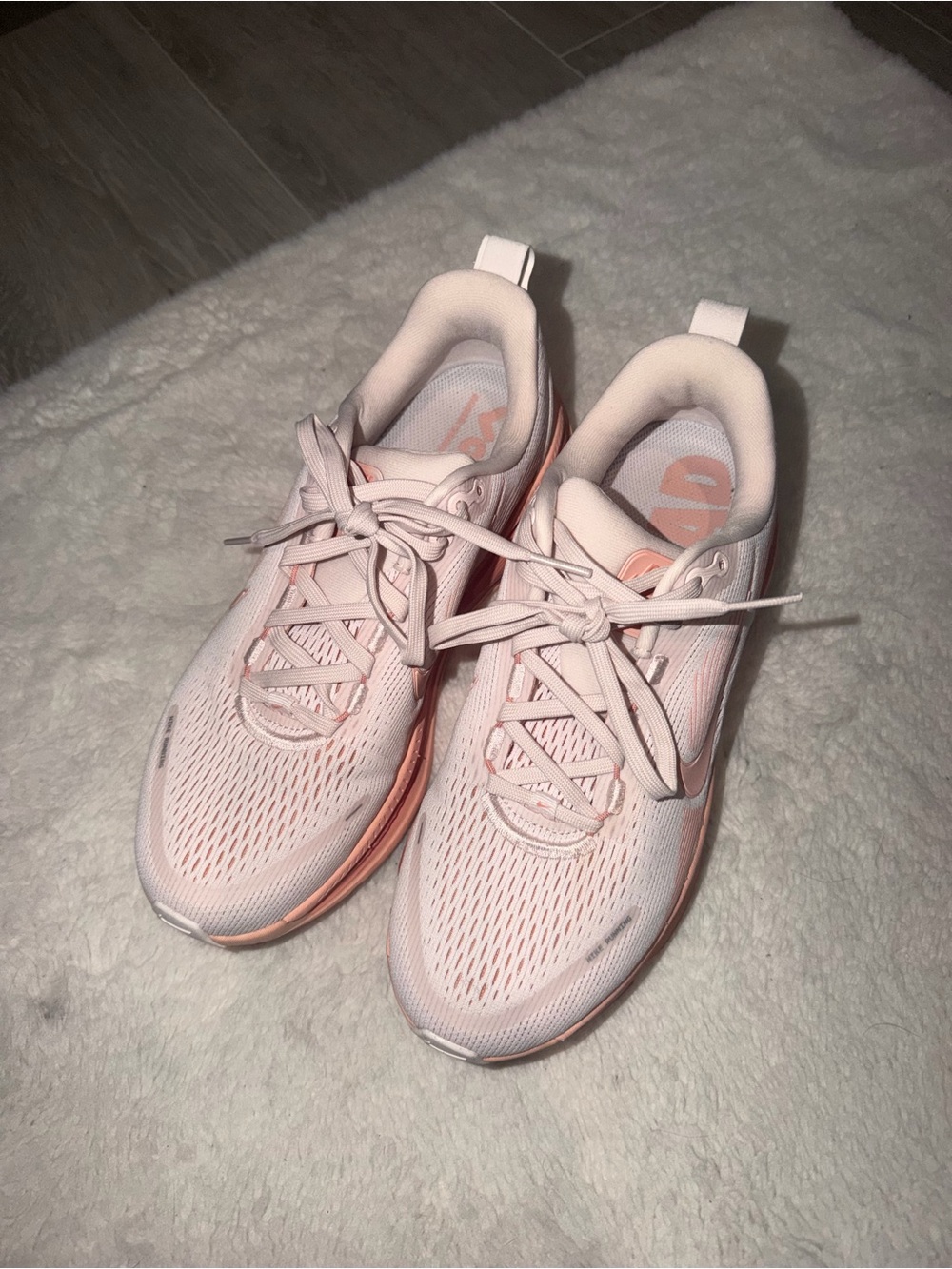 Nike Women’s Vomero 18s - Peach / Pink - Picture 3 of 4